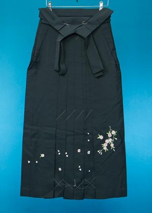 HA95-36女袴レンタル (身長160-165 普通巾)  濃いグリーン 花の刺繍