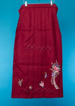 HA95-37女袴レンタル (身長160-165 普通巾) エンジ ダイヤの薔薇 リボン刺繍 
