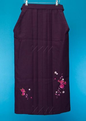 HA96-13ややワイド女袴レンタル(身長163-168(ブーツの場合168-173)ヒップ70-110)  紫 花の刺繍 前幅広め