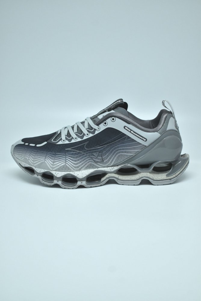 <img class='new_mark_img1' src='https://img.shop-pro.jp/img/new/icons14.gif' style='border:none;display:inline;margin:0px;padding:0px;width:auto;' />White Mountaineering×MIZUNO PROPHECY X　ホワイトマウンテニアリング×ミズノ ウエーブプロフェシーテン