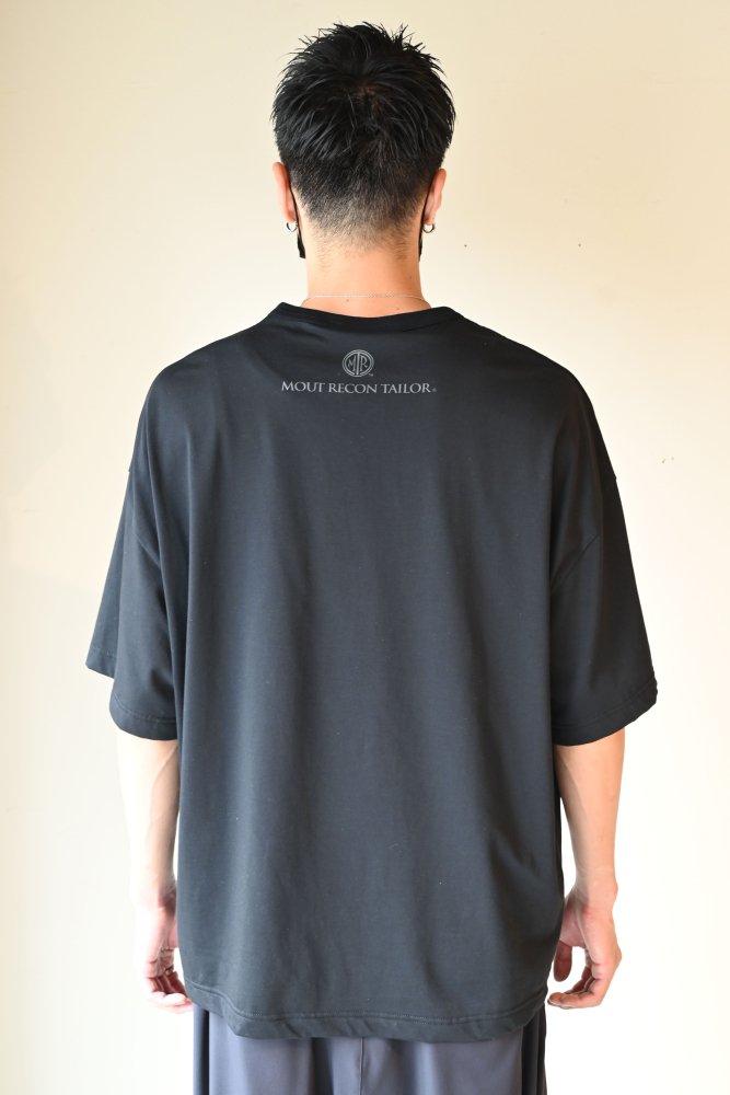 MOUT RECON TAILOR マウトリーコンテーラー MRT LOGO - Tシャツ