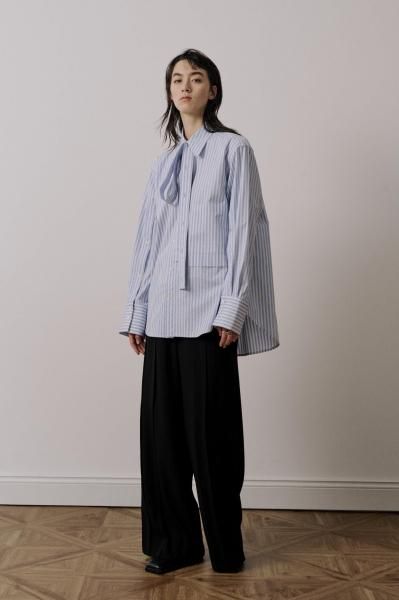 <img class='new_mark_img1' src='https://img.shop-pro.jp/img/new/icons14.gif' style='border:none;display:inline;margin:0px;padding:0px;width:auto;' />UJOH / 硼Ribbon Tie Shirt