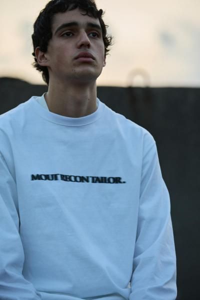 <img class='new_mark_img1' src='https://img.shop-pro.jp/img/new/icons14.gif' style='border:none;display:inline;margin:0px;padding:0px;width:auto;' />MOUT RECON TAILOR / ޥȥ꡼ơ顼MOUT BLUR LOGO LONG SLEEVE T-SHIRT