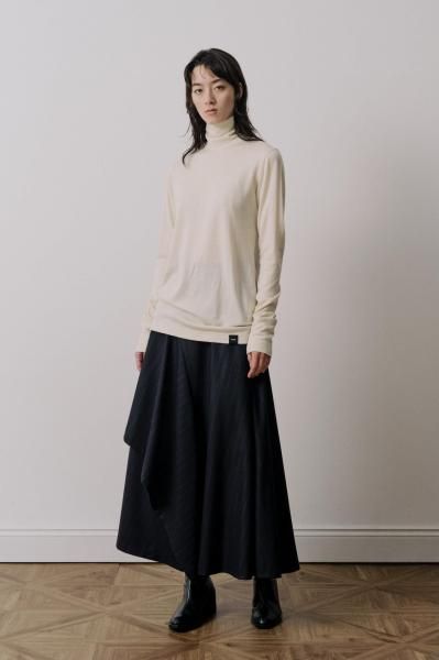 <img class='new_mark_img1' src='https://img.shop-pro.jp/img/new/icons14.gif' style='border:none;display:inline;margin:0px;padding:0px;width:auto;' />UJOH / 硼High Neck Long Sleeve T