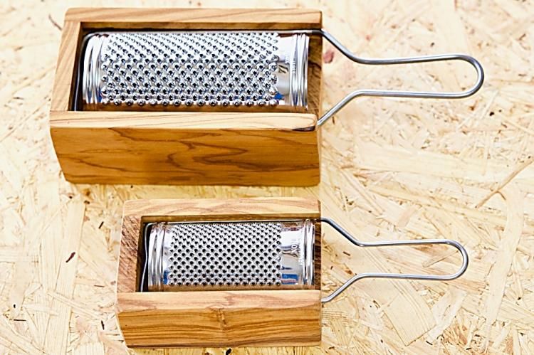 逆輸入 イタリア・トスカーナから直輸入。オリーブの木のチーズ・おろし 調理器具