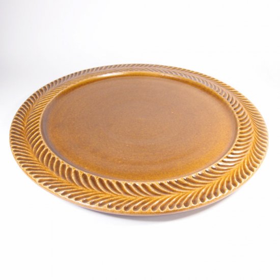 はしもとさちえ│8寸リム皿（茶・彫） - 和食器（陶器・磁器）とおしゃれ雑貨の通販サイト｜トリノワ