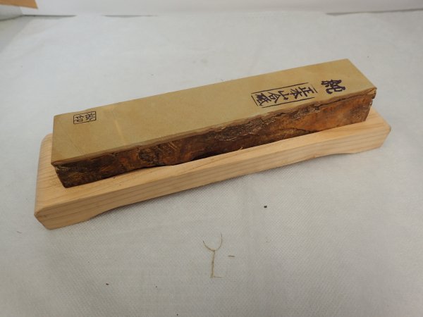 849 天然砥石 正本山 浅黄 仕上砥石 台付き ブランドショッパー付き