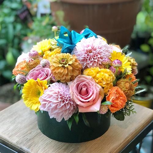 フラワーアレンジメント［ボックススタイル］夕暮れ時の深い森にポップ