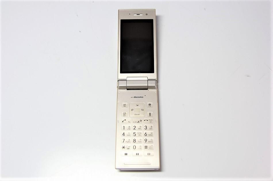 P-06C｜docomo STYLE series 白ロム 携帯電話 ゴールド｜中古品｜修理 