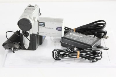 SONY ソニー DCR-PC101K デジタルビデオカメラレコーダー(デジタルハンディカム) ミニDVカセット対応【中古品】
