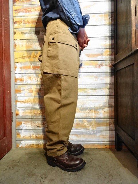 FREEWHEELERS ”M-1944” TROUSERS（KHAKI） - OLD STAND UP