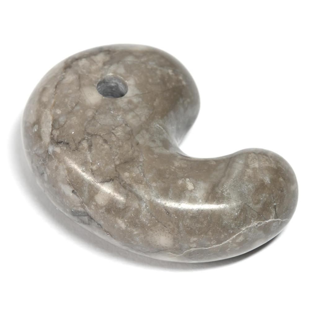 秋吉石灰岩[灰] 勾玉 33mm #QG028 日本の石 山口県 - プレミアム