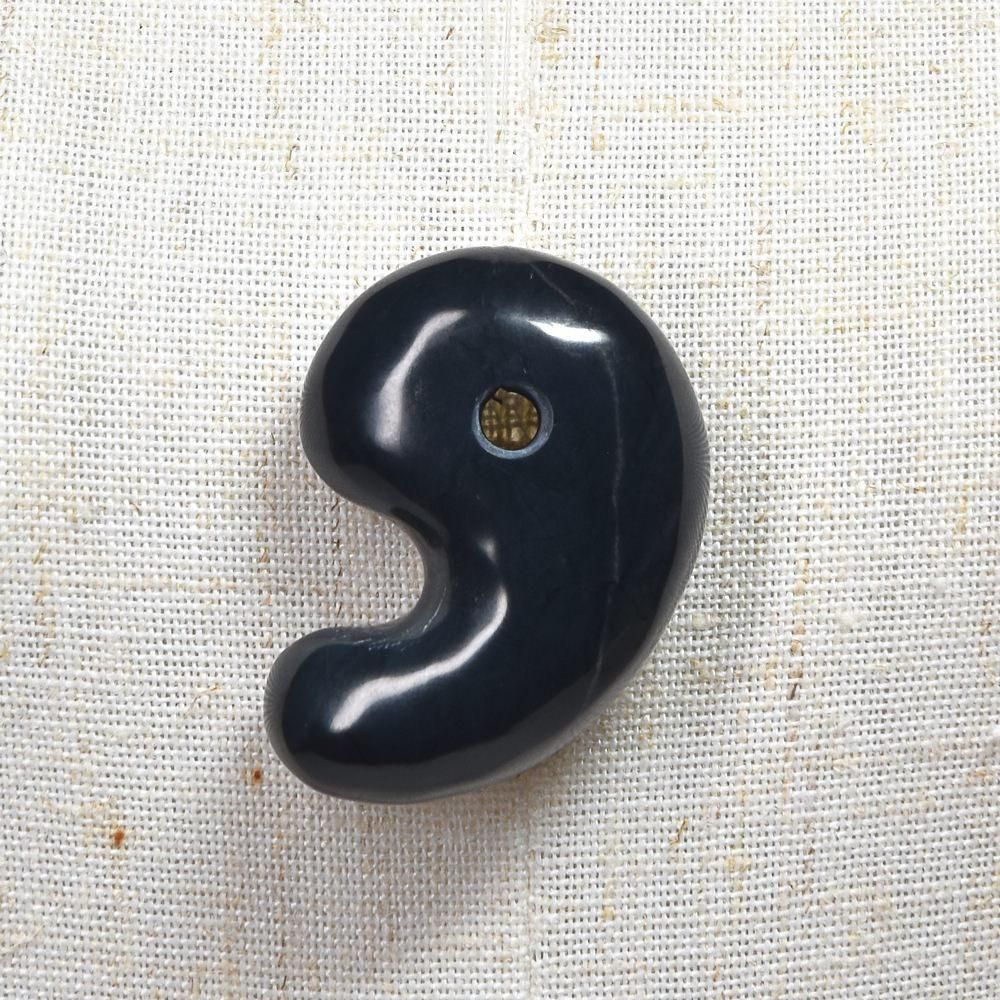 玉石 現品限り】【日本銘石】勾玉 神居古潭〈北海道〉中 約30mm*19mm