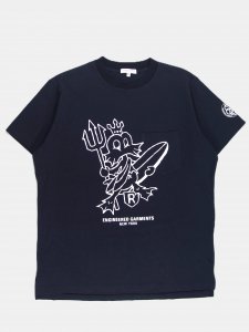 [ENGINEERED GARMENTS  SUNRISE MARKET]  T-Shirt - EG College Poseidon / Navy - Regular Fit Body