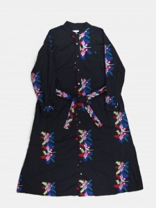 [ENGINEERED GARMENTS WOMEN] Banded Collar Dress - Cotton Floral Embroidery Sheeting / Black<img class='new_mark_img2' src='https://img.shop-pro.jp/img/new/icons5.gif' style='border:none;display:inline;margin:0px;padding:0px;width:auto;' />