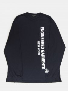 [ENGINEERED GARMENTS  SUNRISE MARKET]  Printed Cross Crew Neck L/S T-Shirt - EG Big Logo / Navy<img class='new_mark_img2' src='https://img.shop-pro.jp/img/new/icons5.gif' style='border:none;display:inline;margin:0px;padding:0px;width:auto;' />