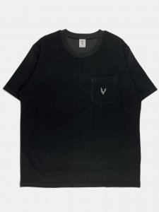 [SOUTH2 WEST8] S/S Round Pocket Tee - C/PE Pile / Black<img class='new_mark_img2' src='https://img.shop-pro.jp/img/new/icons5.gif' style='border:none;display:inline;margin:0px;padding:0px;width:auto;' />