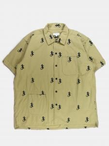 [ENGINEERED GARMENTS] Camp Shirt - Cotton Gecko Embroidery / Khaki<img class='new_mark_img2' src='https://img.shop-pro.jp/img/new/icons5.gif' style='border:none;display:inline;margin:0px;padding:0px;width:auto;' />