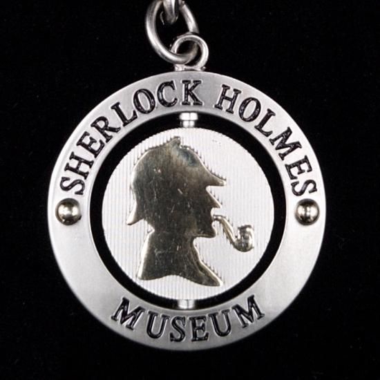 SH00015-3：キーホルダー SHERLOCK HOLMES MUSEUM（シルバー） - 鎌倉アンティークス／イギリスのアンティーク家具