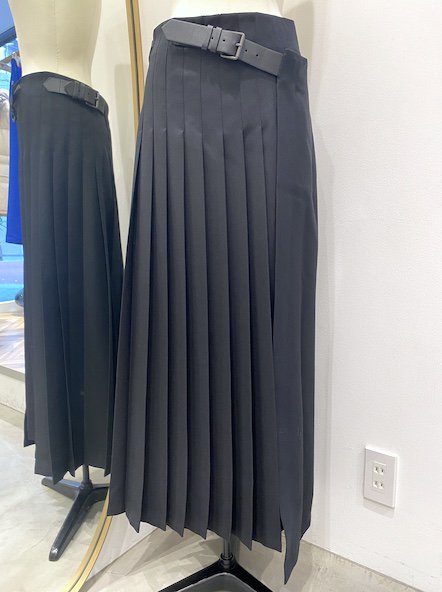 <img class='new_mark_img1' src='https://img.shop-pro.jp/img/new/icons10.gif' style='border:none;display:inline;margin:0px;padding:0px;width:auto;' />PHILOSOPHY Belted rap skirt Black