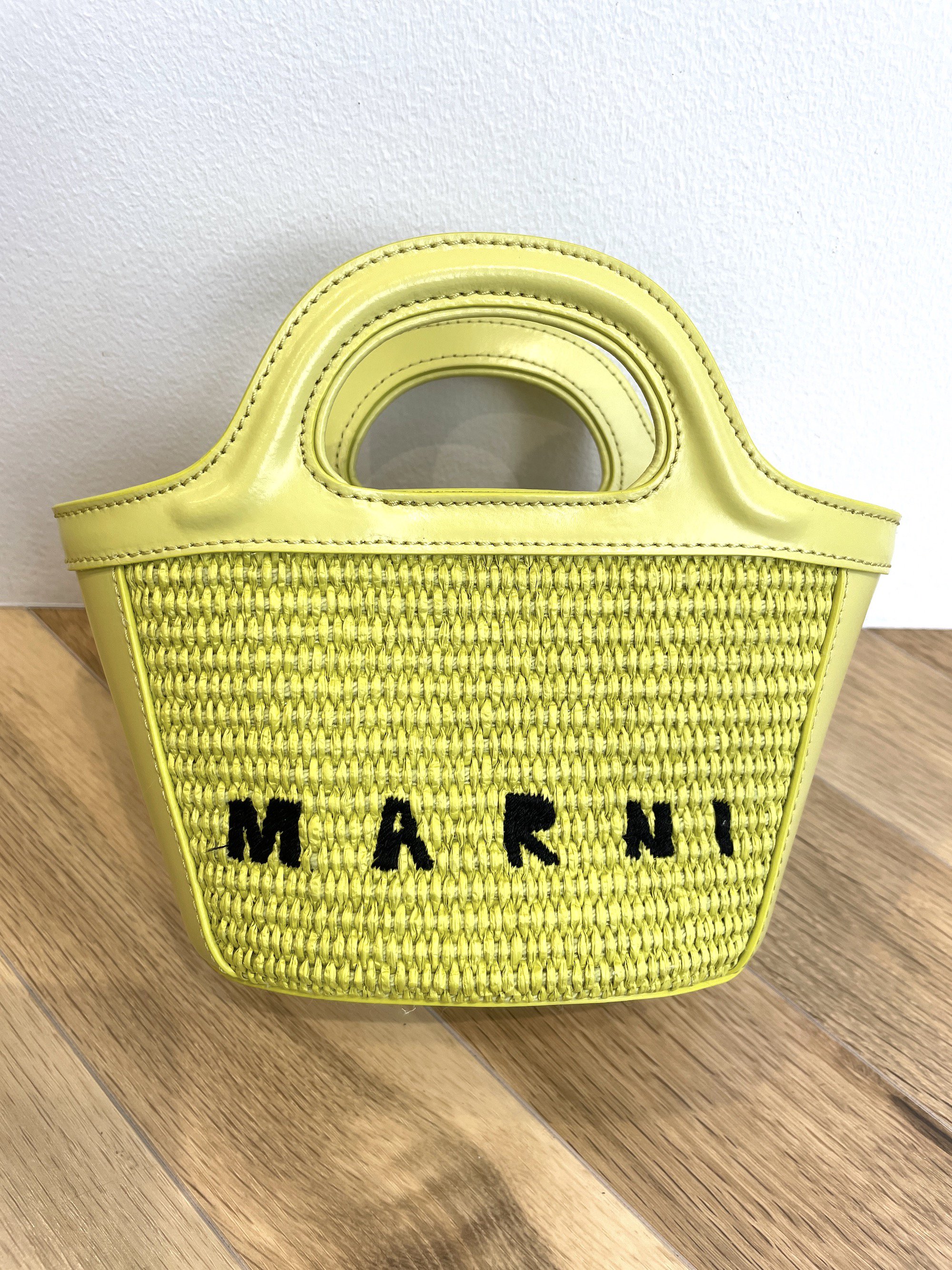 <img class='new_mark_img1' src='https://img.shop-pro.jp/img/new/icons47.gif' style='border:none;display:inline;margin:0px;padding:0px;width:auto;' />MARNI Tropicalia summer micro bag