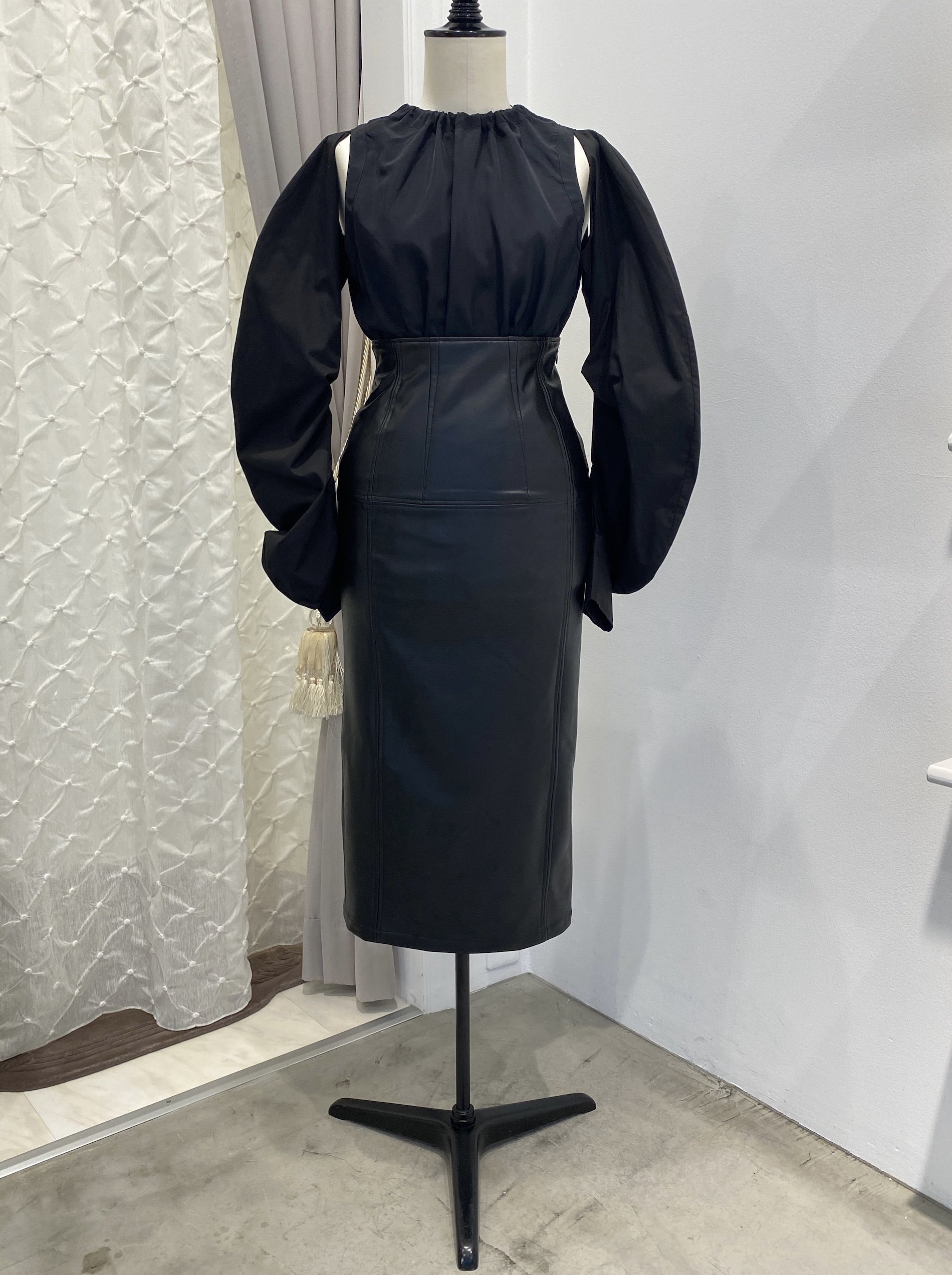 <img class='new_mark_img1' src='https://img.shop-pro.jp/img/new/icons8.gif' style='border:none;display:inline;margin:0px;padding:0px;width:auto;' />f's6 original Leather skirt / Black 