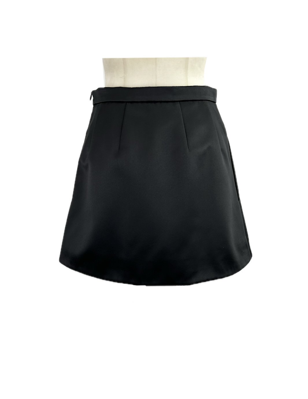 <img class='new_mark_img1' src='https://img.shop-pro.jp/img/new/icons6.gif' style='border:none;display:inline;margin:0px;padding:0px;width:auto;' />DOROTHEE SCHUMACHER / SATIN SHORT PANTS