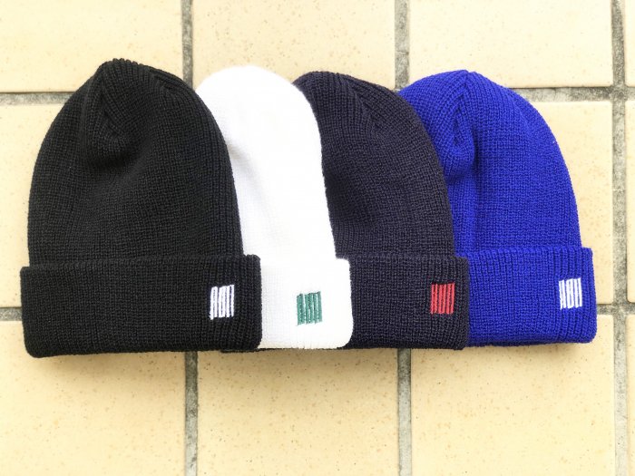 <img class='new_mark_img1' src='https://img.shop-pro.jp/img/new/icons1.gif' style='border:none;display:inline;margin:0px;padding:0px;width:auto;' />AGIT SQUARE LOGO BEANIE (Black,white,navy,royal)