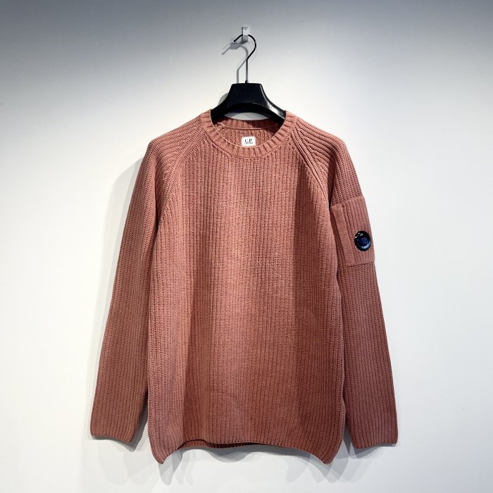 <img class='new_mark_img1' src='https://img.shop-pro.jp/img/new/icons47.gif' style='border:none;display:inline;margin:0px;padding:0px;width:auto;' />C.P.COMPANY CHENILLE COTTON CREW NECK KNIT (Cedar wood-Pink)