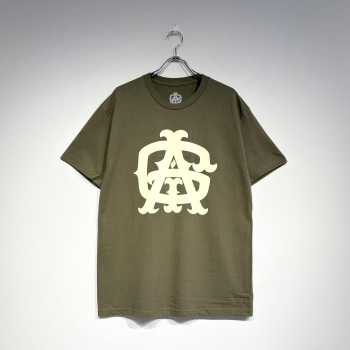<img class='new_mark_img1' src='https://img.shop-pro.jp/img/new/icons1.gif' style='border:none;display:inline;margin:0px;padding:0px;width:auto;' />AGIT B.B LOGO TEE (Military green/Cream)