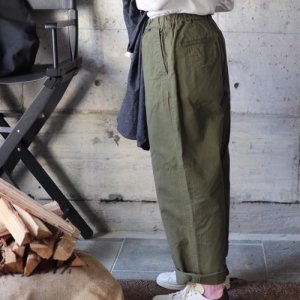 <img class='new_mark_img1' src='https://img.shop-pro.jp/img/new/icons57.gif' style='border:none;display:inline;margin:0px;padding:0px;width:auto;' />BALLOON PLEATS PANTS