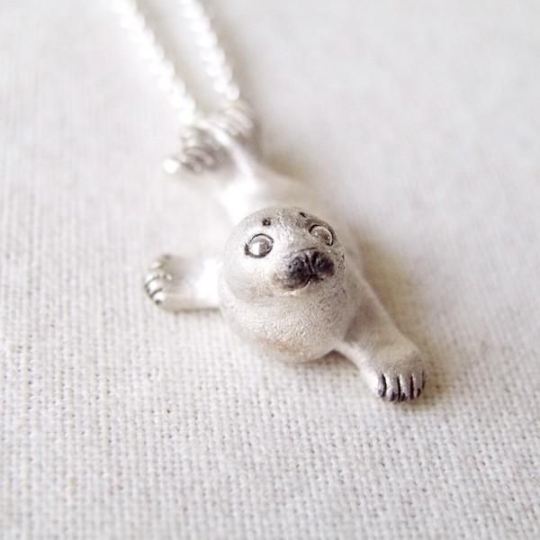 EmiriA アザラシ幼獣ネックレス