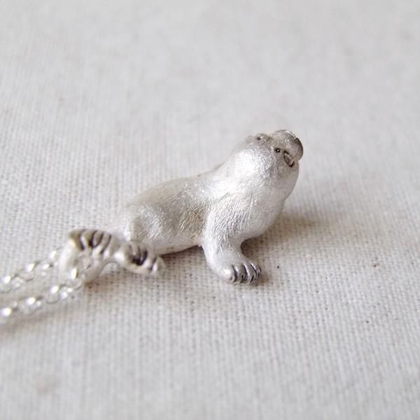 EmiriA アザラシ幼獣ネックレス