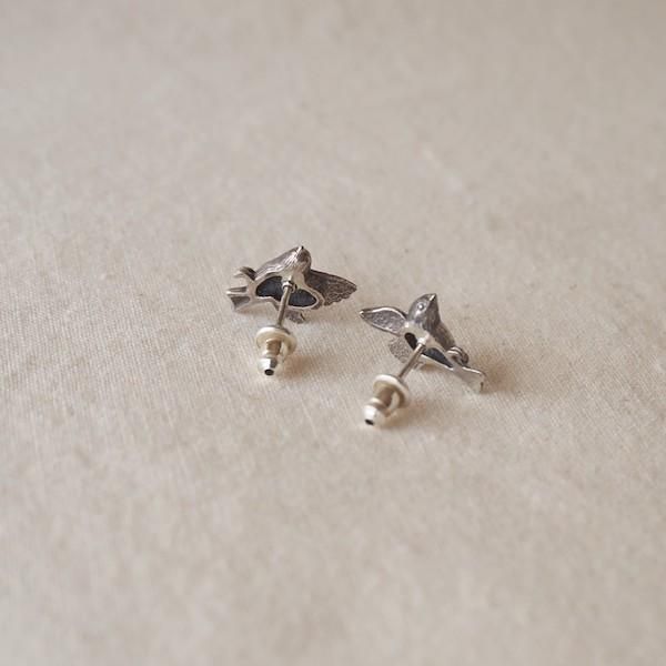スズメが羽ばたくピアス（黒） - 舎利殿 OnlineShop